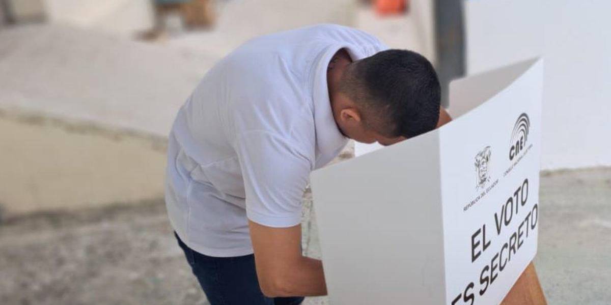 Segunda Vuelta Ecuador 2023: las elecciones empezaron con el voto de los presos sin sentencia ejecutoriada