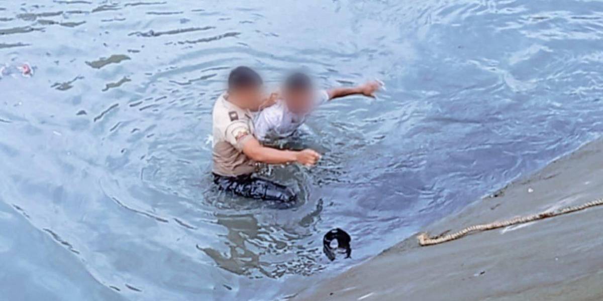 Un policía se lanzó a una zanja de aguas residuales para capturar a un presunto ladrón en Mucho Lote 1, Guayaquil