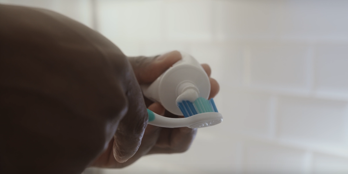 Arcsa advierte sobre posibles efectos adversos de pasta dental con fluoruro de estaño