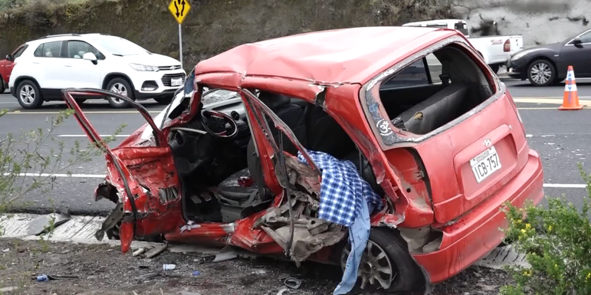 Un siniestro vial en la carretera Riobamba-Ambato deja dos muertos y tres heridos