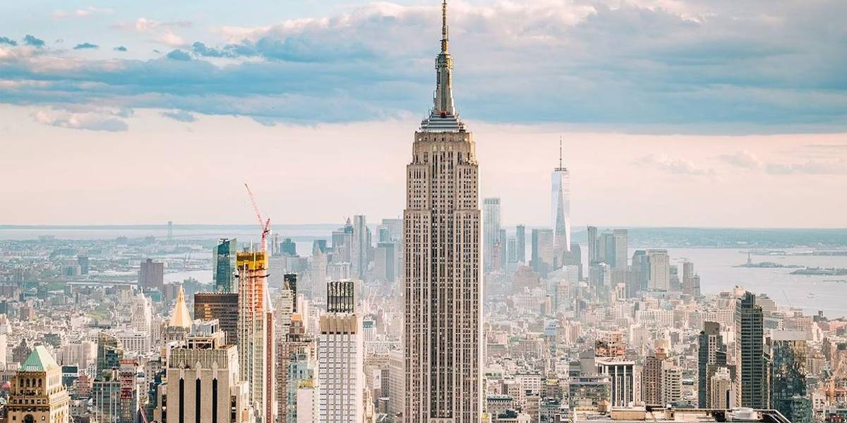 El Empire State Building se ilumina en honor al papa León XIV