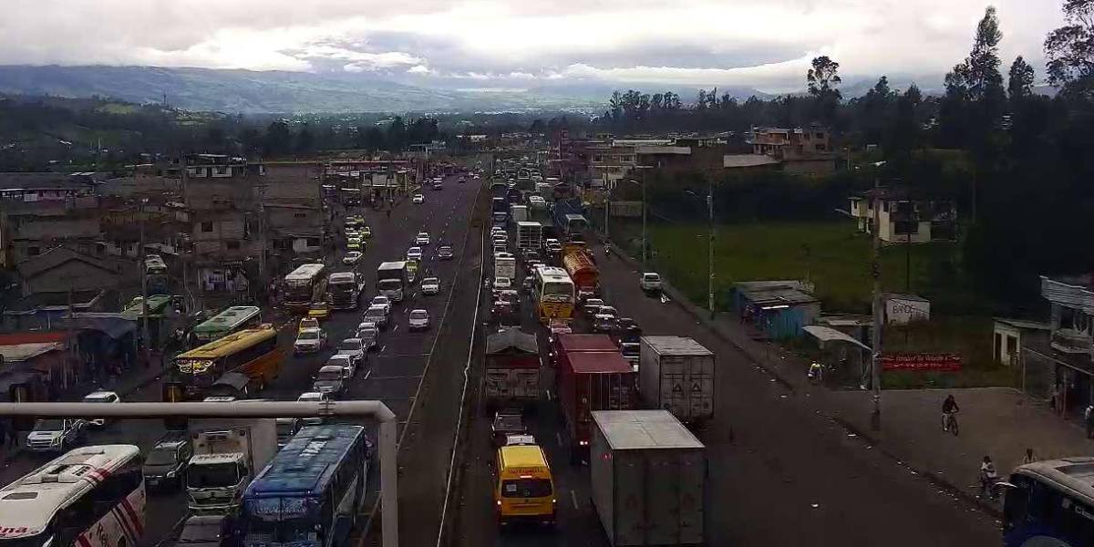 Fuerte congestión vehicular en el cantón Mejía, Pichincha, por una reconstrucción de hechos