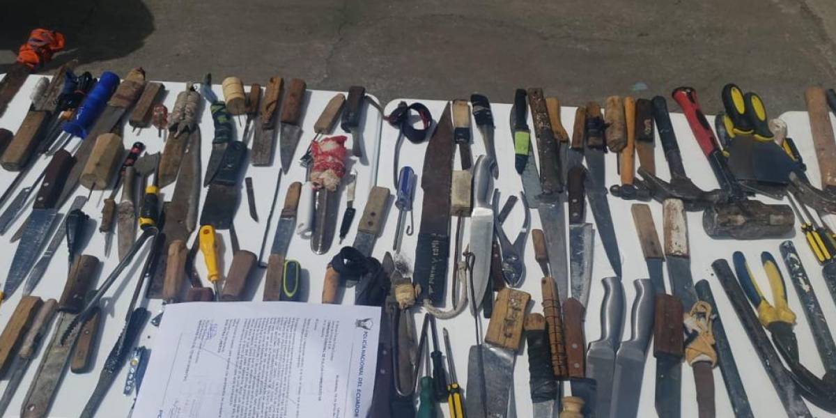 Armas, cuchillos y licor, entre lo decomisado este miércoles en un operativo en la cárcel de Chimborazo