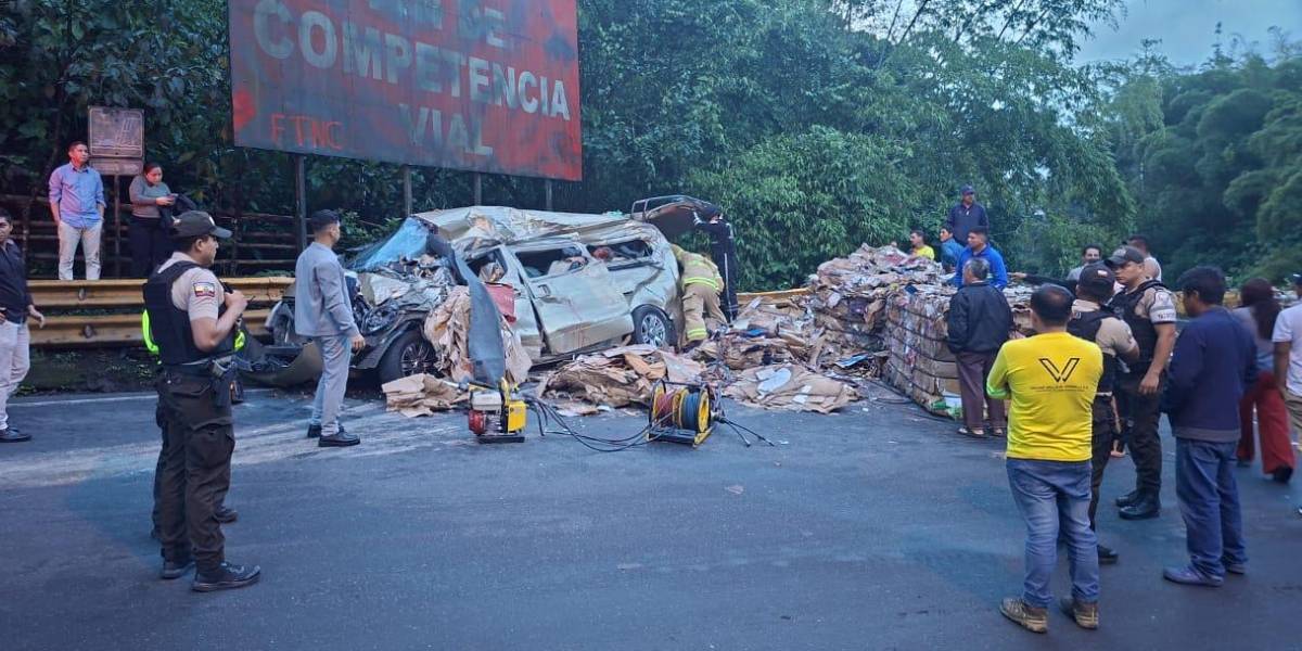 Dos heridos tras el choque entre un tráiler y una furgoneta en la vía Alóag-Santo Domingo