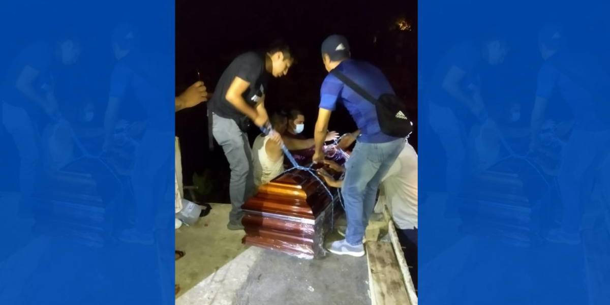 Don Naza fue sepultado en El Carmen, Manabí, en medio de resguardo policial