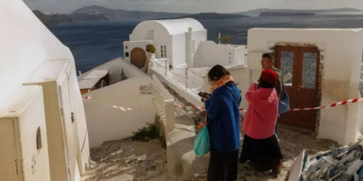 Declaran el estado de emergencia en la isla griega de Santorini después de una serie de sismos que llevó a la evacuación de más de 11.000 personas