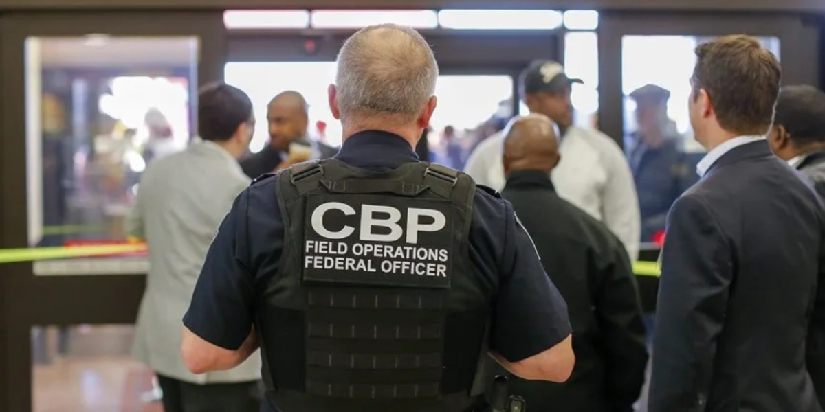 Agentes migratorios de EE. UU. detienen a dos bomberos durante incendio forestal