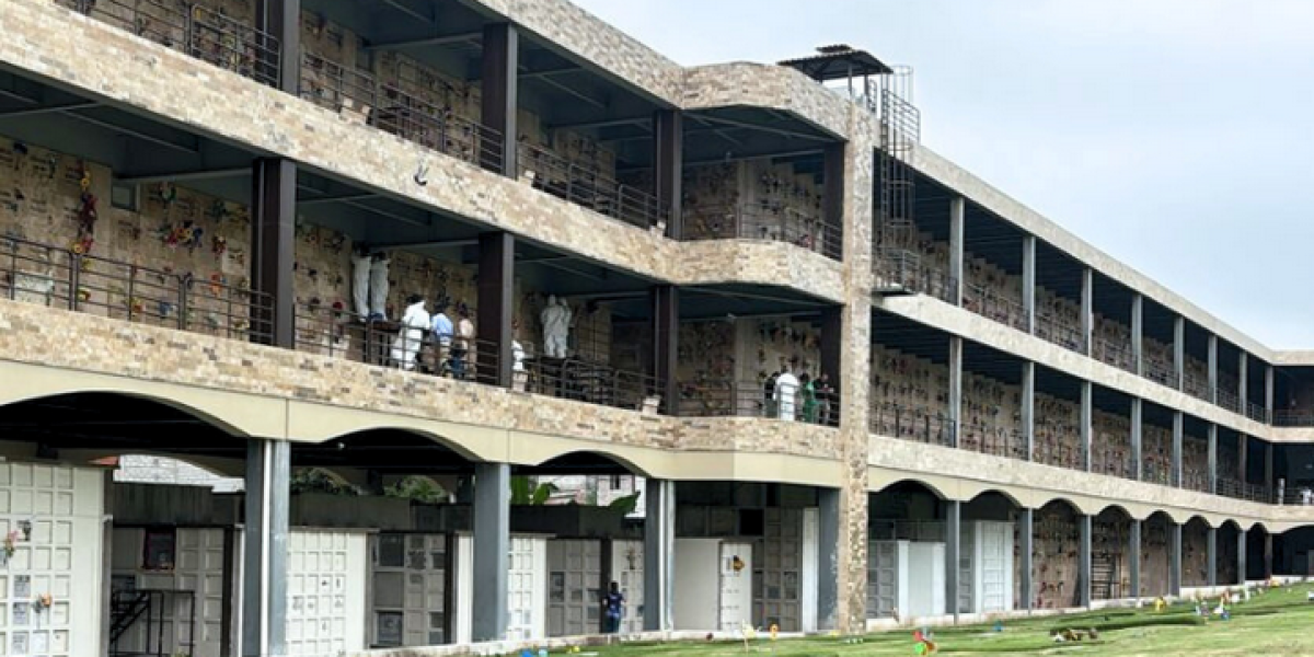 32 de los 100 cadáveres que ocuparon el estacionamiento de la morgue en Guayaquil fueron sepultados