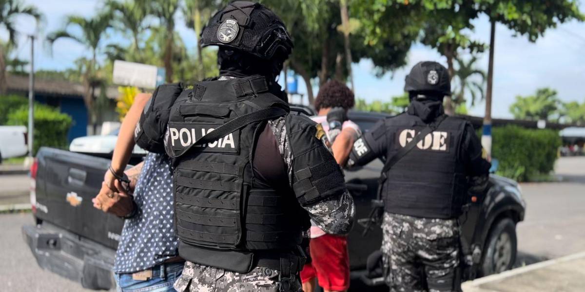Esmeraldas | La Policía capturó a dos presuntos implicados en el delito de tenencia y porte de armas
