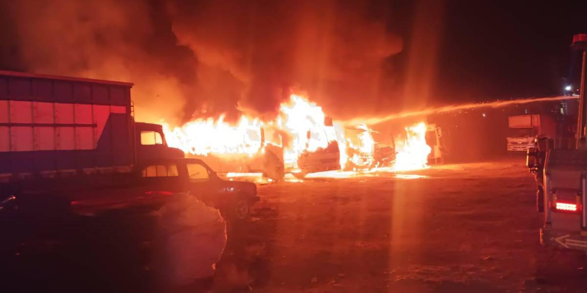 Cuatro buses quedaron destruidos tras un incendio en un garaje de la Vía a Daule, en Guayaquil