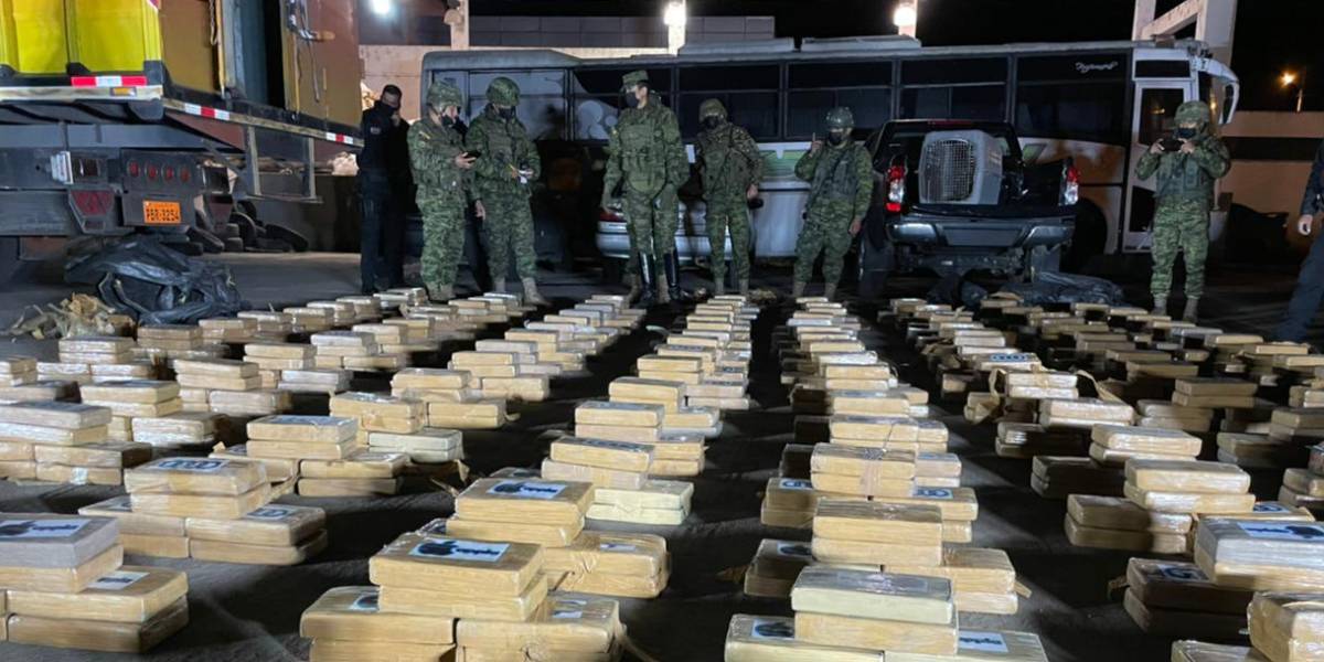Decomisan en Sucumbíos 751 bloques de cocaína ocultos entre las paredes de un camión