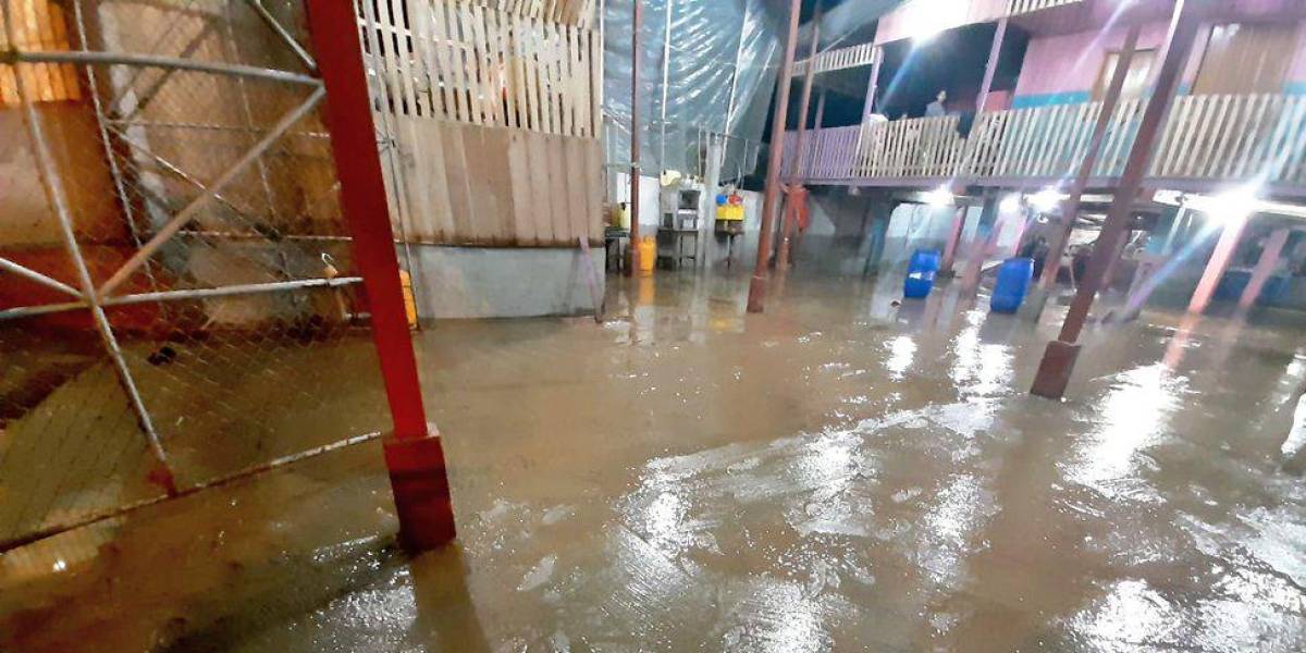 Las fuertes lluvias en Manabí provocaron el desbordamiento de dos ríos en Flavio Alfaro