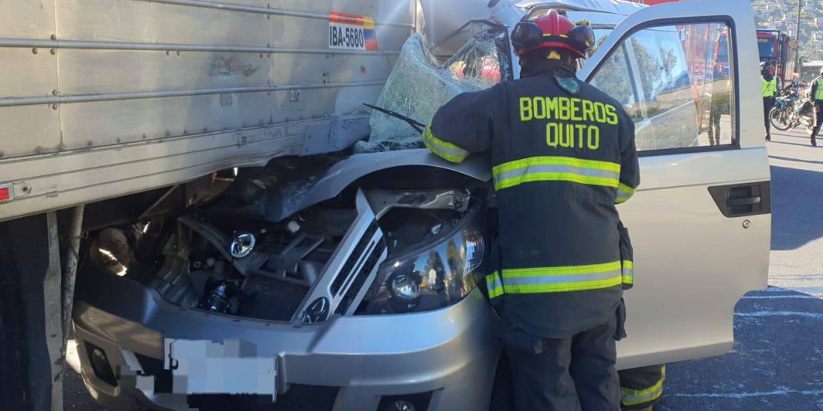 Quito: un siniestro de tránsito dejó dos afectados en la avenida Simón Bolívar, este 19 de junio