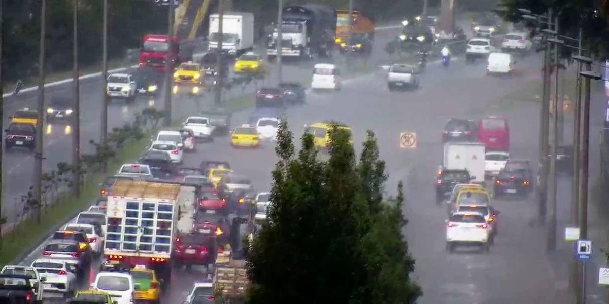 Quito: fuerte lluvia provoca inundaciones en Cumbayá y Tumbaco