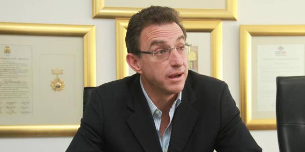 Michel Deller: “Prefiero perder 6-2 que tirar los 11 jugadores colgados del poste”