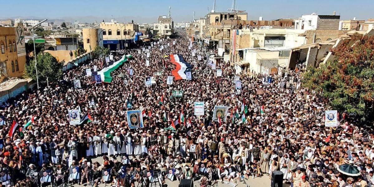 Miles de partidarios de los hutíes se manifiestan en la capital de Yemen en contra EE.UU. y Reino Unido