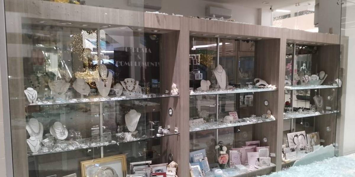 Varios locales del centro comercial El Dorado, en Daule, fueron asaltados por una decena de sujetos