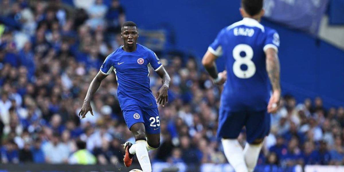 Moisés Caicedo cumple seis meses en el Chelsea y la prensa inglesa lo sigue criticando