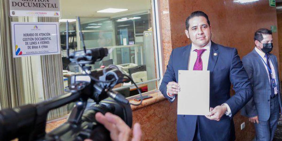 Ronny Aleaga presenta solicitud de juicio político al contralor Carlos Riofrío