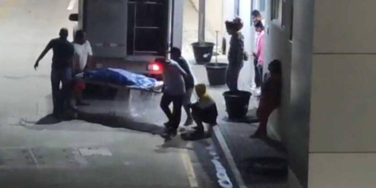 Un agente municipal de tránsito de Manta es asesinado mientras limpiaba su carro