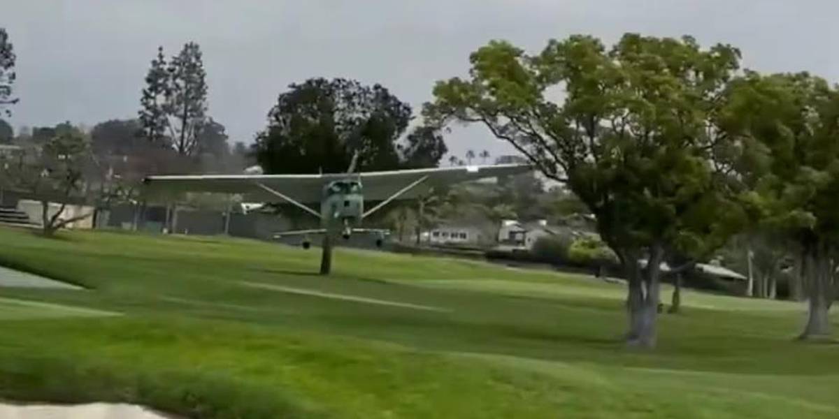 Video | Un avión tuvo que realizar un aterrizaje de emergencia en un campo de golf