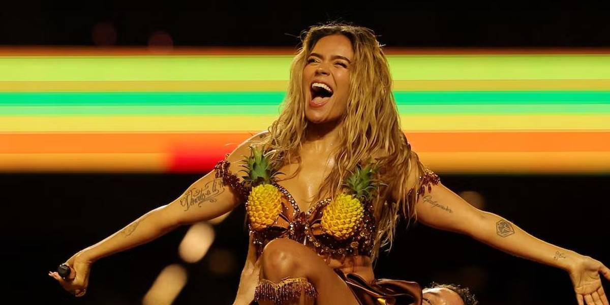 Karol G impactó en la NFL con un vestuario tropical y un show cargado de baile en São Paulo