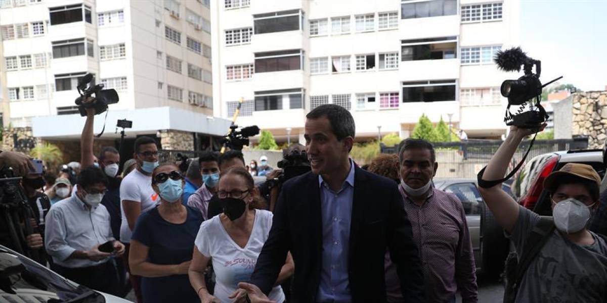 Guaidó aparece en la puerta de su casa tras denuncia de posible secuestro