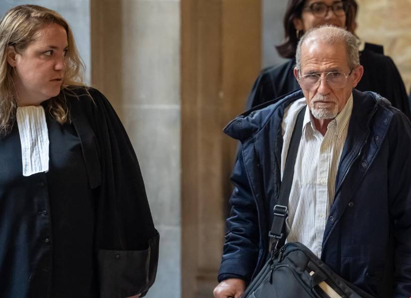 Aomar Ait Khedache (d) y su abogada Chloe Arnoux (i) en los tribunales.