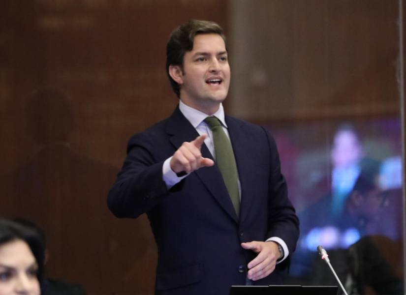 Esteban Torres durante su intervención en el Pleno del Parlamento.