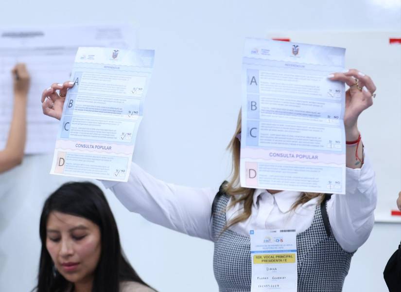 Imagen de un simulacro electoral del referéndum y consulta popular 2025, realizado el 9 de noviembre.