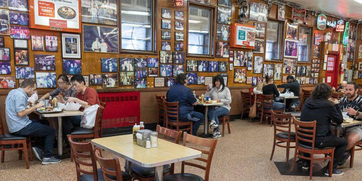 Muchos negocios en EE.UU. suben salarios: les urgen empleados