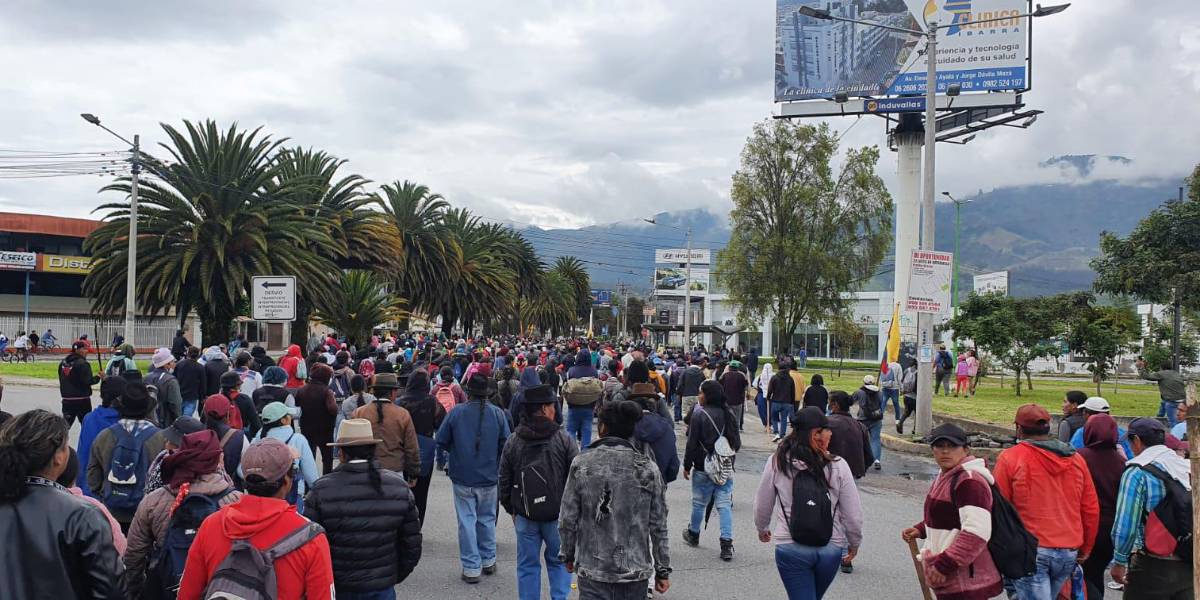 Cientos de manifestantes se tomaron el edificio de la Gobernación en Imbabura