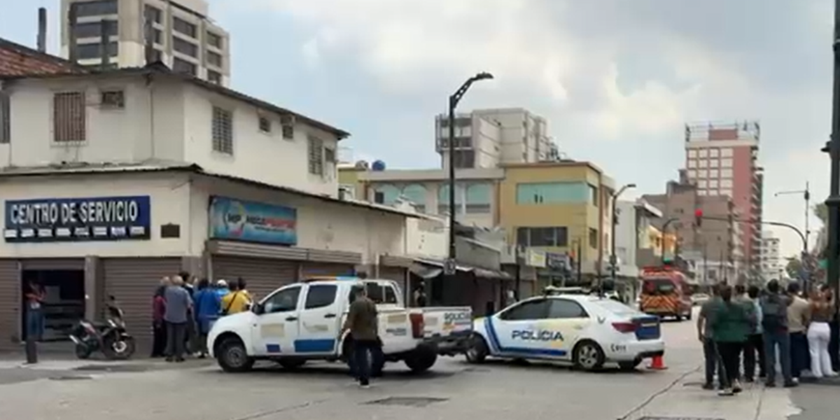 Una mujer, con un bebé en brazos, murió tras recibir un disparo durante una persecución policial en Guayaquil