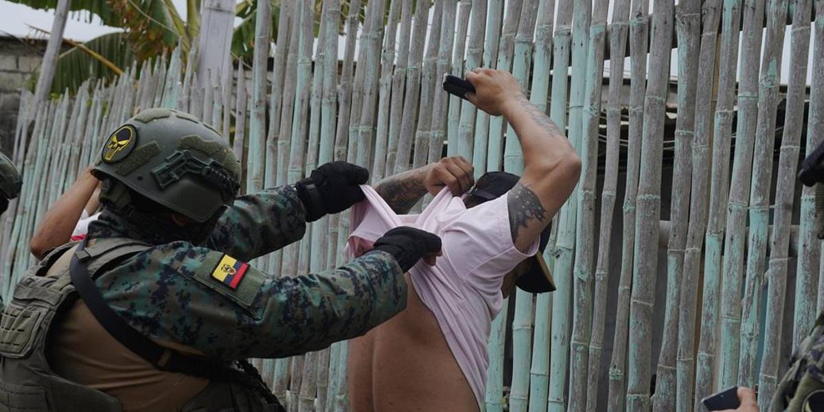 Un presunto delincuente fue capturado tras atacar a un policía en Esmeraldas