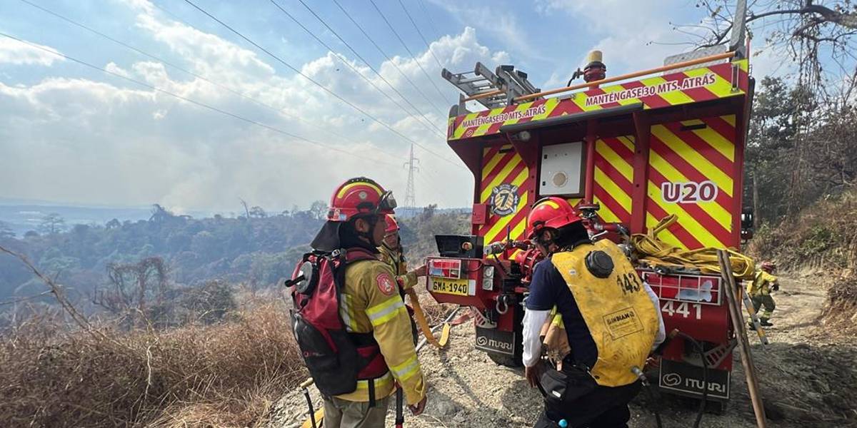 Dos incendios forestales movilizan a unidades de los Bomberos de Guayaquil