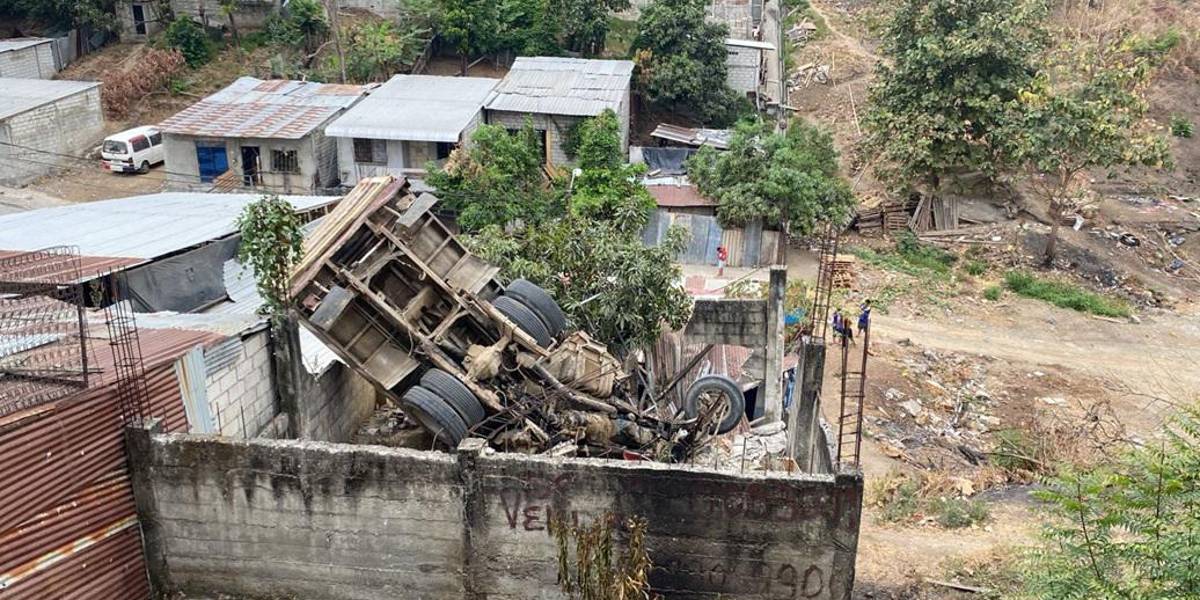 Una volqueta tiene cuatro días incrustada sobre vivienda tras accidente en Guayaquil