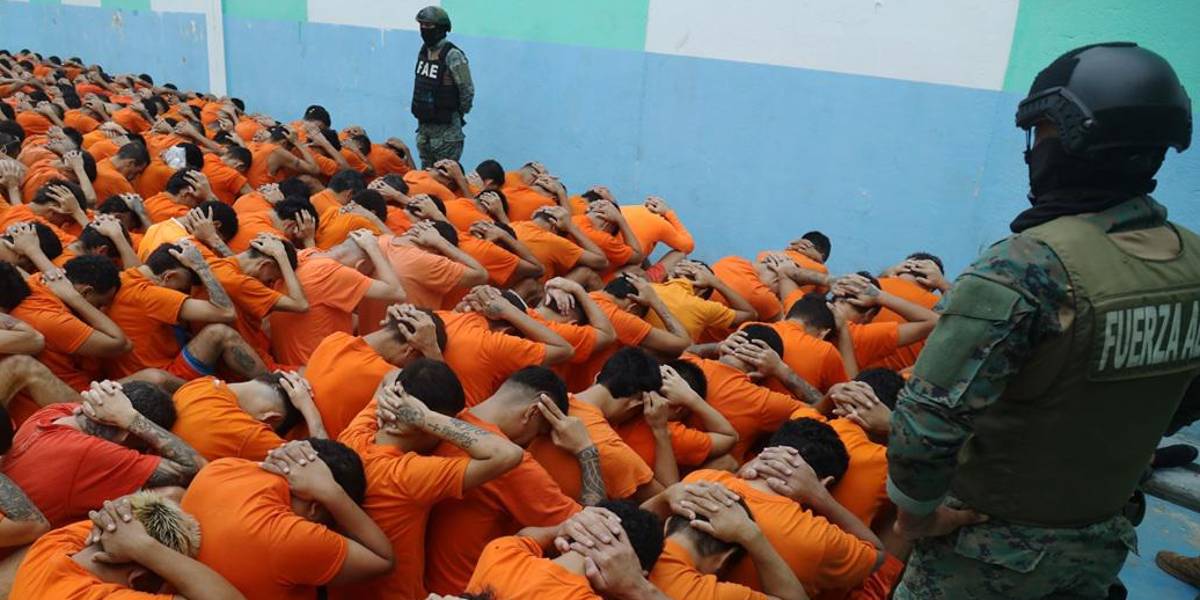 Las autoridades trasladan a 23 reos que extorsionaban desde la cárcel de Guayaquil