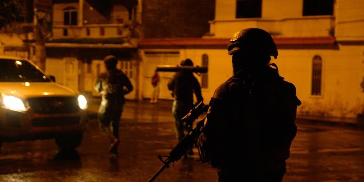 Ecuador: cinco militares llamados a juicio por minería ilegal y supuesto vínculo con la mafia albanesa