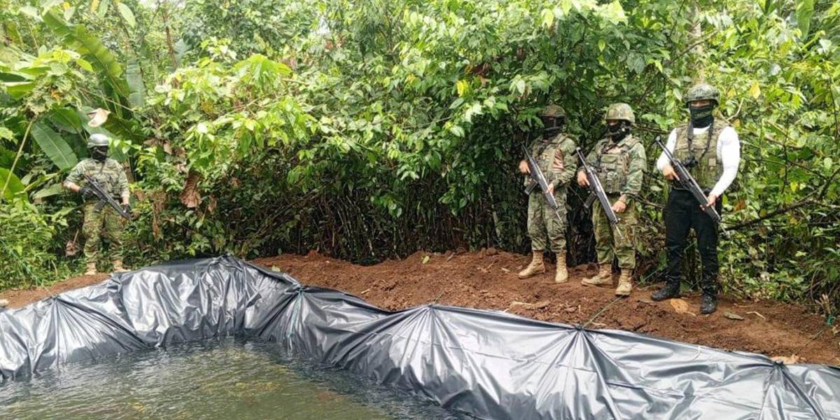 Sucumbíos: Ejército halla una piscina artesanal con combustible en la selva