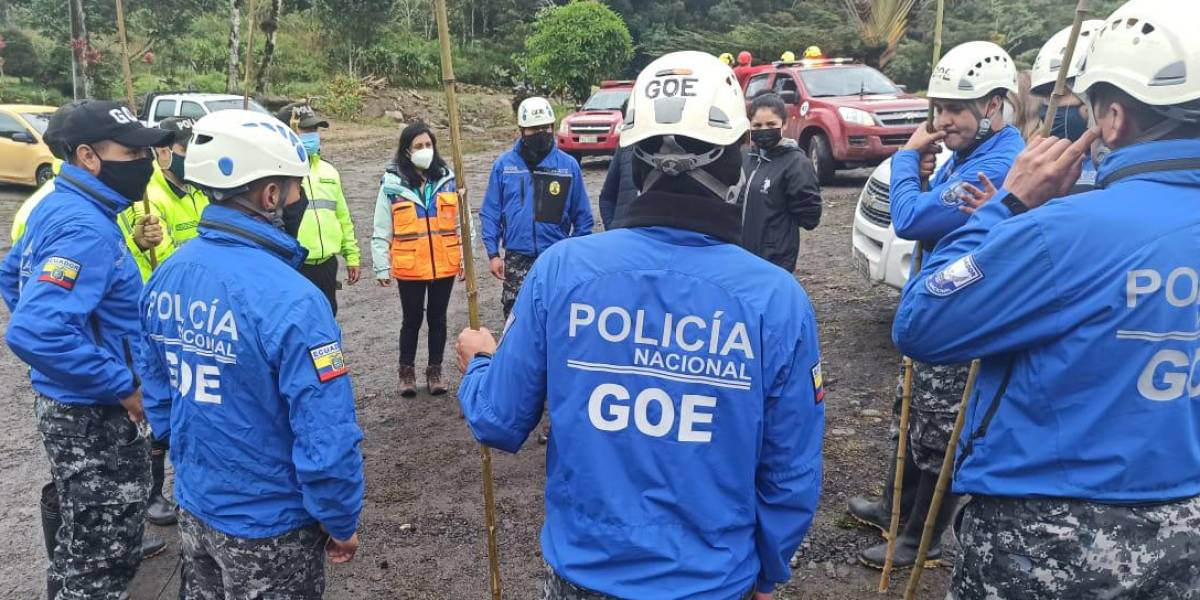 Parroquia de Baños es declarada en emergencia mientras rescatistas buscan a 2 desaparecidos tras aluvión
