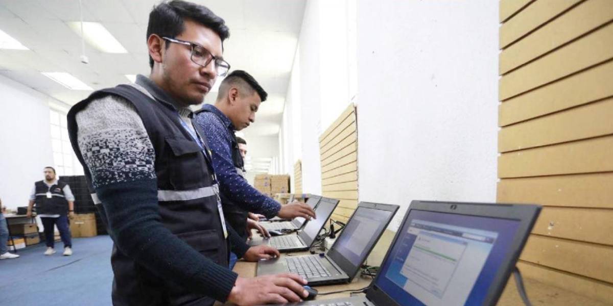 Elecciones Ecuador 2023: el CNE comenzará la distribución de los kits técnicos para las votaciones