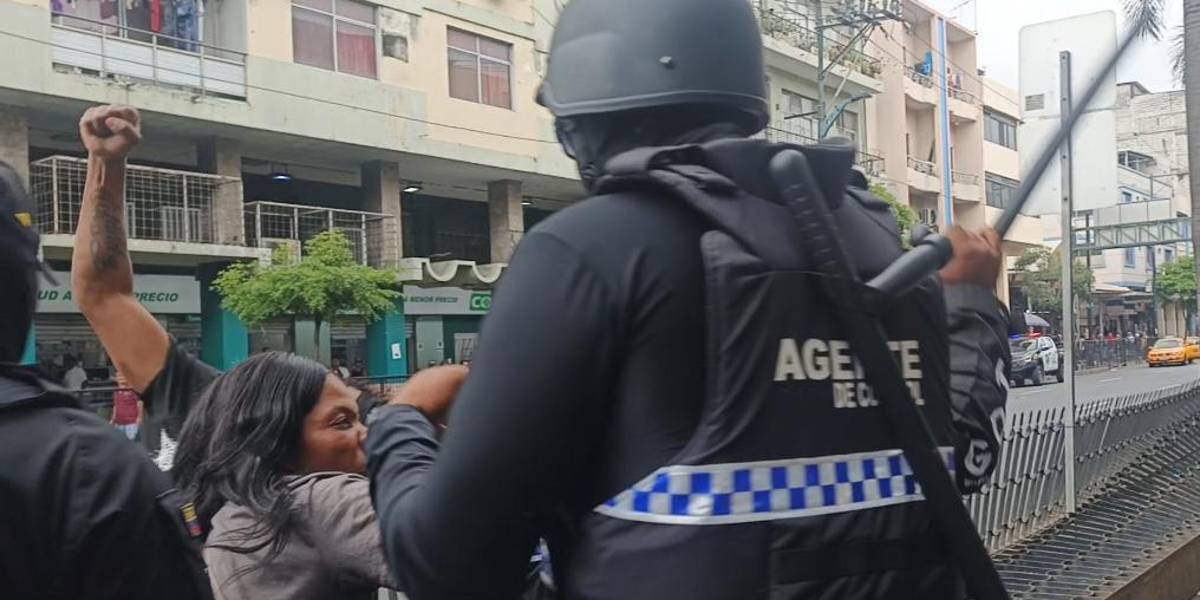 Violento ataque contra cinco agentes municipales en la Bahía, centro de Guayaquil