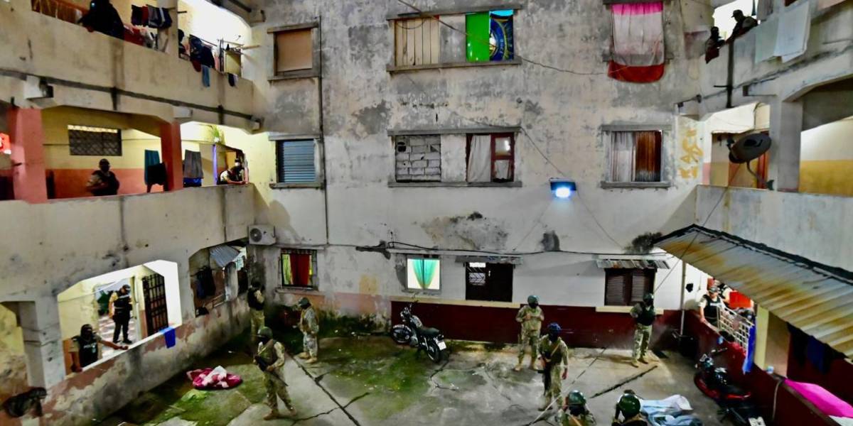 Operativo Apolo 12 | Más de mil agentes intervienen las Casas Colectivas de la calle Gómez Rendón, en Guayaquil