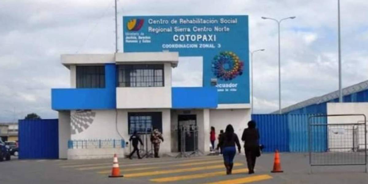 Tres reos escapan de la cárcel de Cotopaxi; cinco mujeres intentan ingresar droga