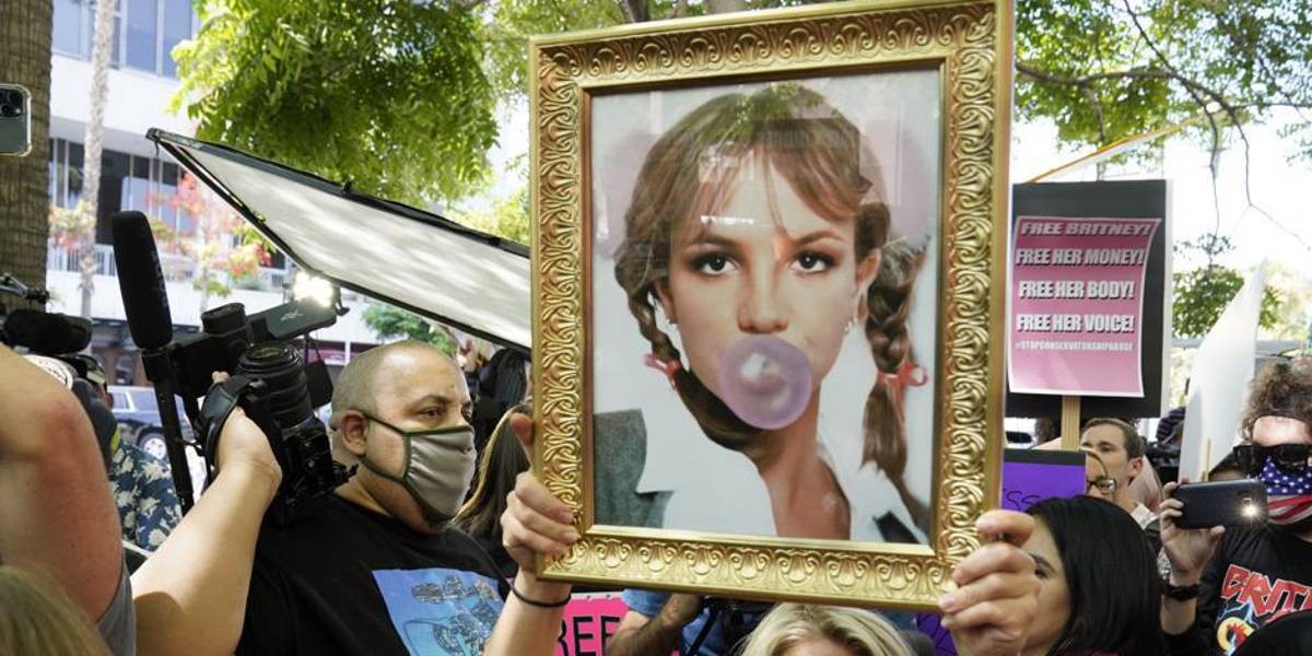 Britney Spears no volverá a los escenarios mientras su padre la controle