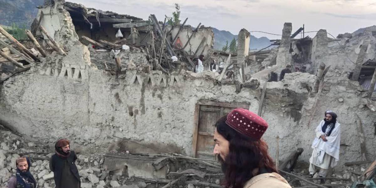 Terremoto en Afganistán deja más de 900 muertos