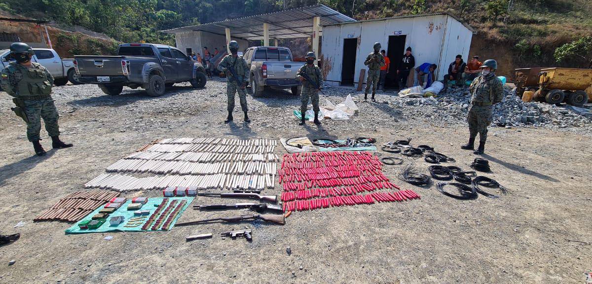 FF.AA. decomisaron 700 explosivos, 300 municiones y armas de fuego en Azuay