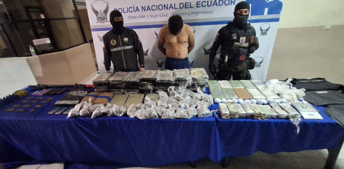 Guayaquil: un hombre fue capturado con 53 kilos de droga, dinero falso y prendas policiales