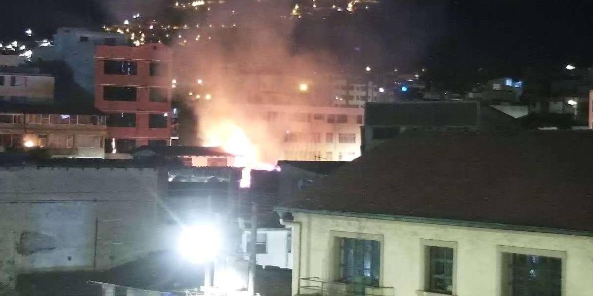Quito: un incendio estructural destruyó una vivienda en el sector de Belisario Quevedo