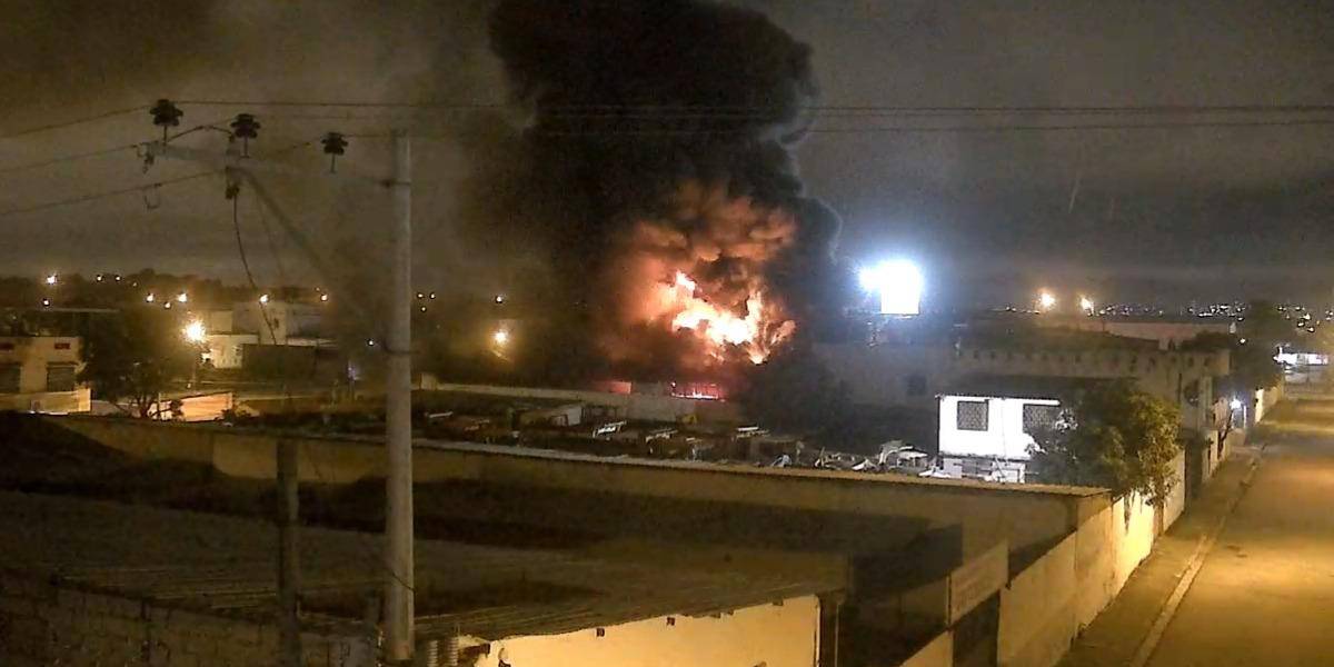Guayaquil: 100 bomberos intervinieron en Vergeles para controlar incendio en un taller
